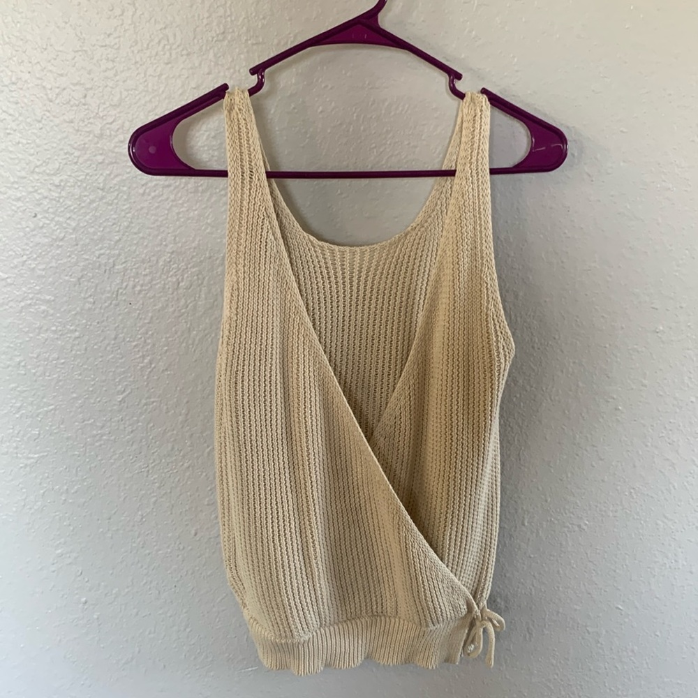 Size medium but fit more like a small. Beige and knitted very cute tank.